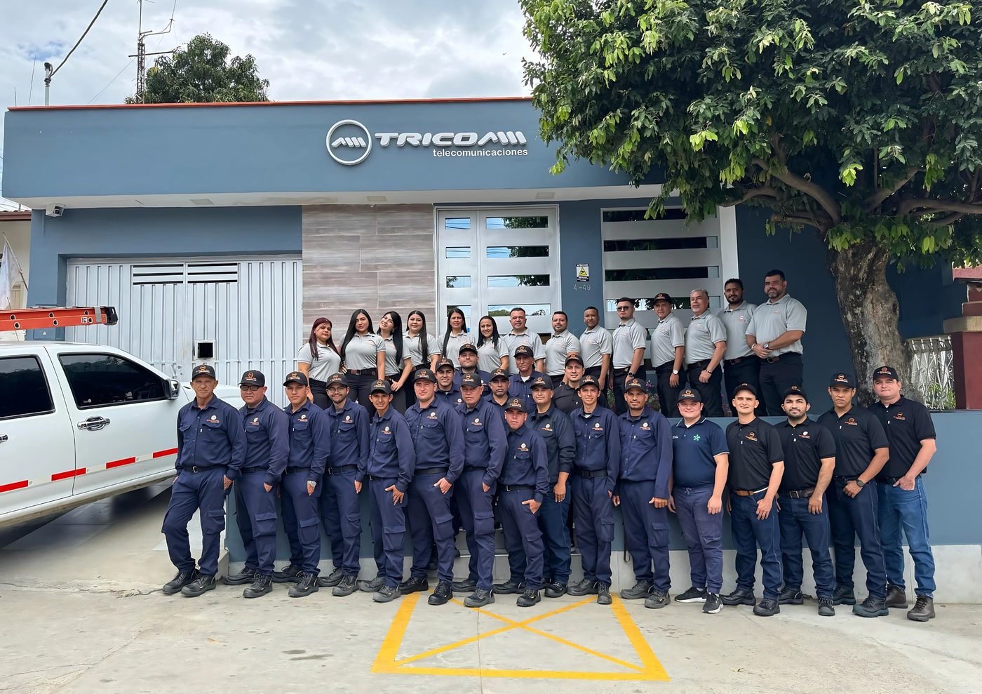 Equipo técnico de TRICOM Telecomunicaciones frente a su sede en Cúcuta